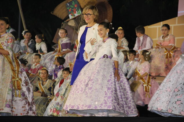 Imagen: La alcaldesa Rosa Cardona junto a Claudia García, reina infantil de Fogueres Xàbia 2024