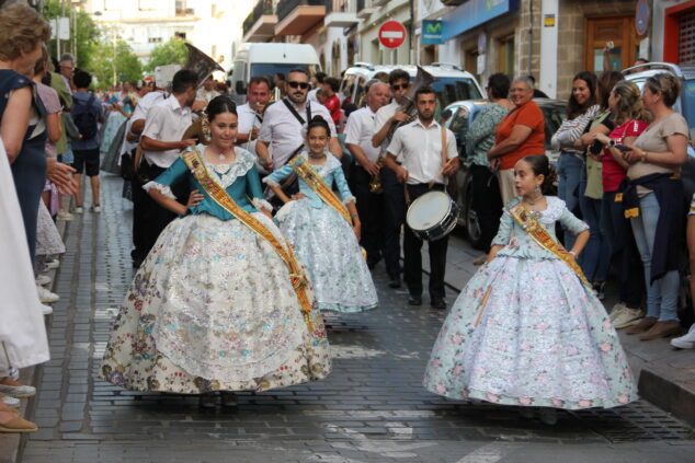 Imagen: Reina y damas infantiles de Les Fogueres Xàbia 2024