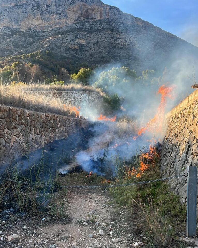 Incendio en los huertos del Montgó