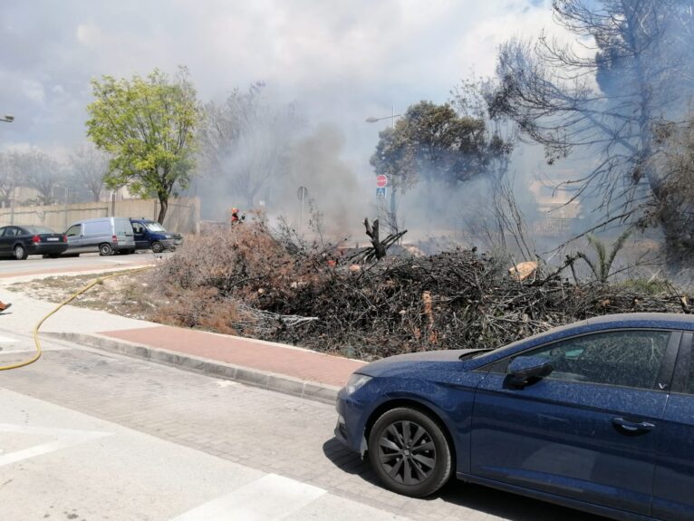 Incendio en una parcela del centro histórico de Xàbia