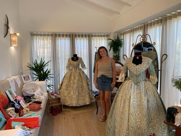 Imagen: La reina mayor de Fogueres Xàbia junto a sus trajes