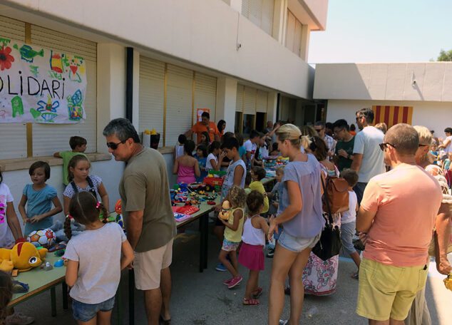 Imagen: Mercadillo solidario de l'Escola d'estiu de Xàbia en 2017 (archivo)