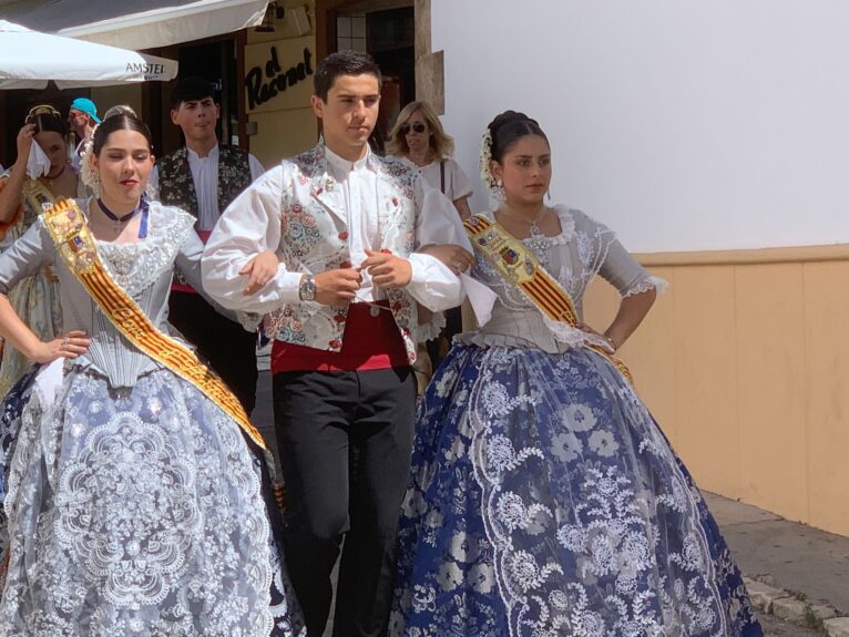 Pasacalle calles engalanadas y cremà de les Fogueres de los mayores (10)