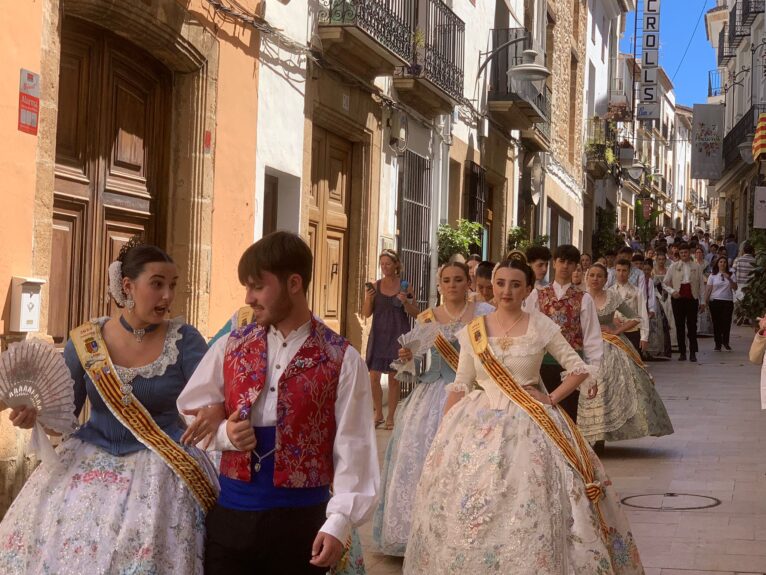 Pasacalle calles engalanadas y cremà de les Fogueres de los mayores (11)