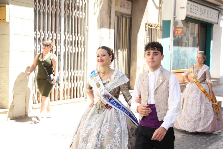 Pasacalle calles engalanadas y cremà de les Fogueres de los mayores (12)