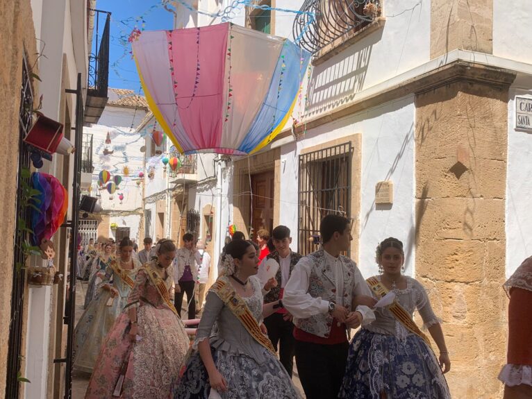 Pasacalle calles engalanadas y cremà de les Fogueres de los mayores (13)