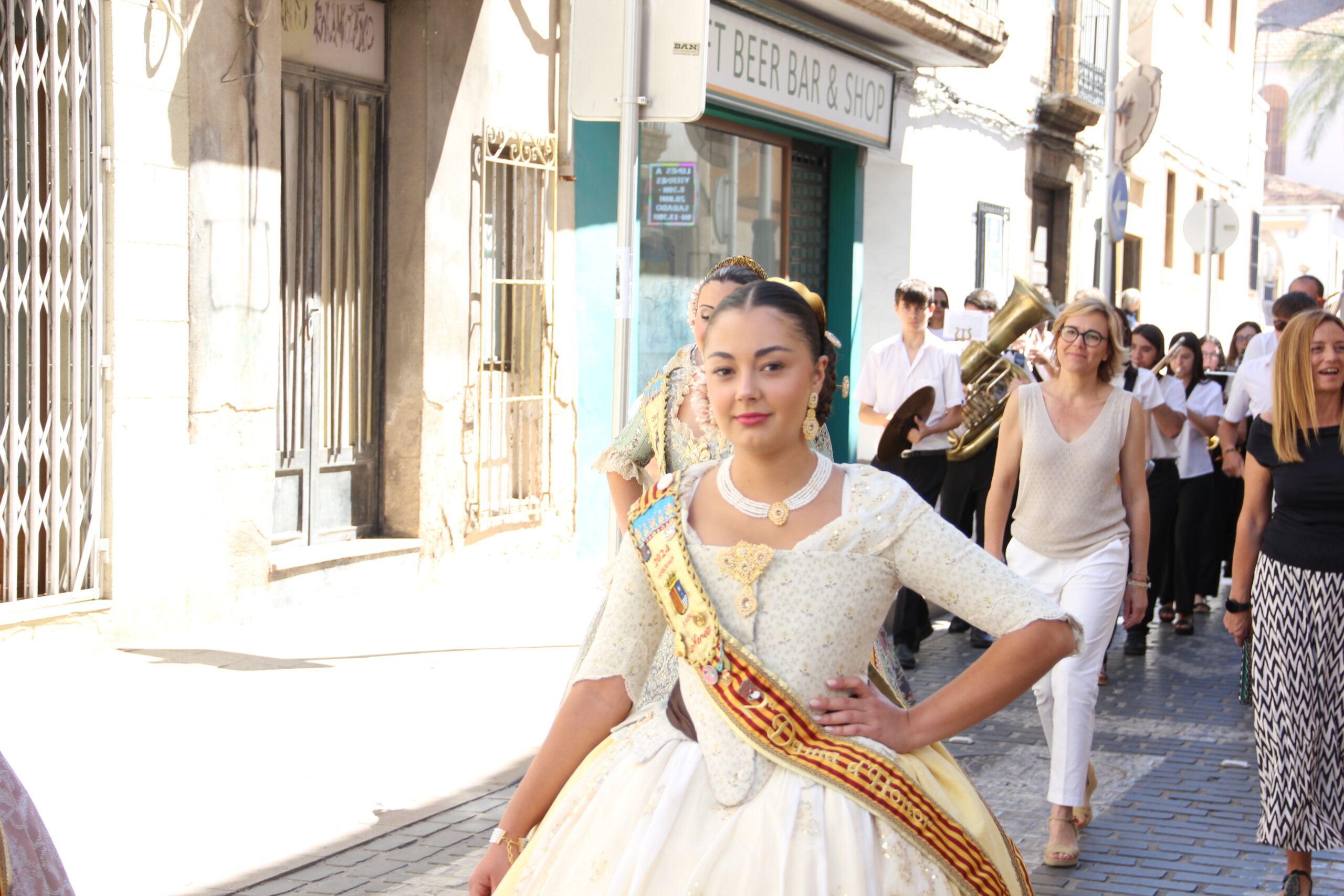 Pasacalle calles engalanadas y cremà de les Fogueres de los mayores (13)