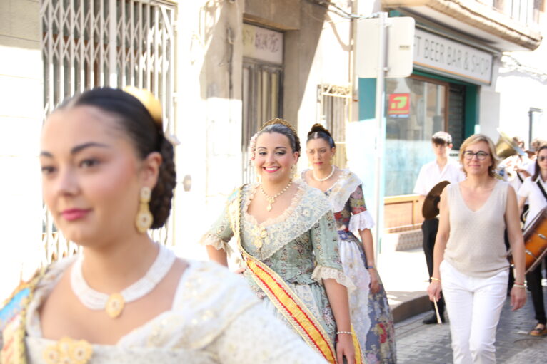 Pasacalle calles engalanadas y cremà de les Fogueres de los mayores (14)