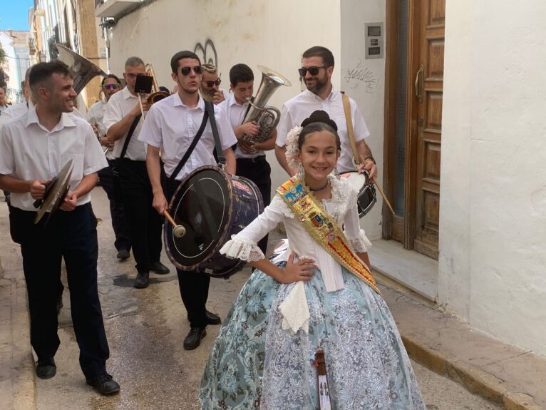 Pasacalle calles engalanadas y cremà de les Fogueres de los mayores (14)