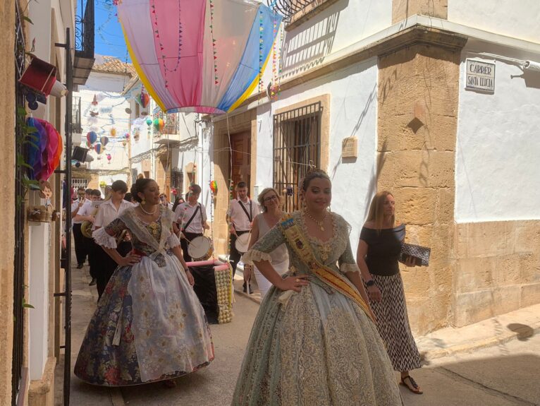 Pasacalle calles engalanadas y cremà de les Fogueres de los mayores (15)