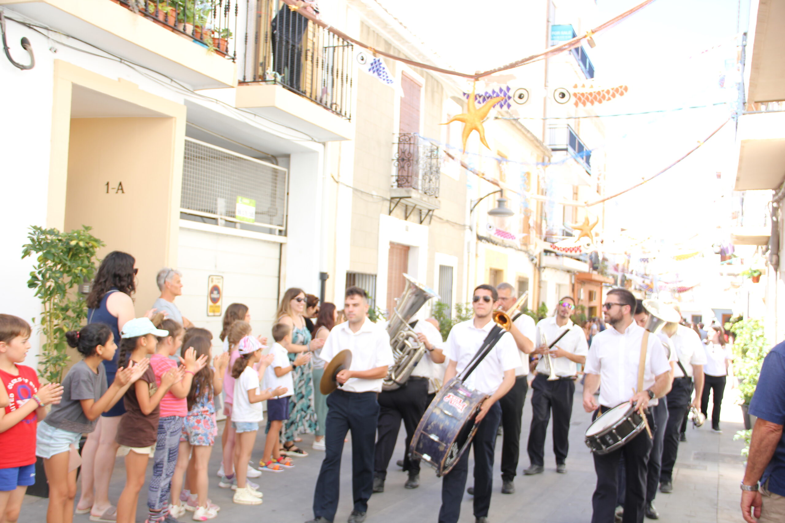 Pasacalle calles engalanadas y cremà de les Fogueres de los mayores (15)