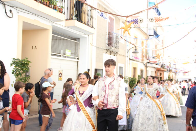 Pasacalle calles engalanadas y cremà de les Fogueres de los mayores (16)