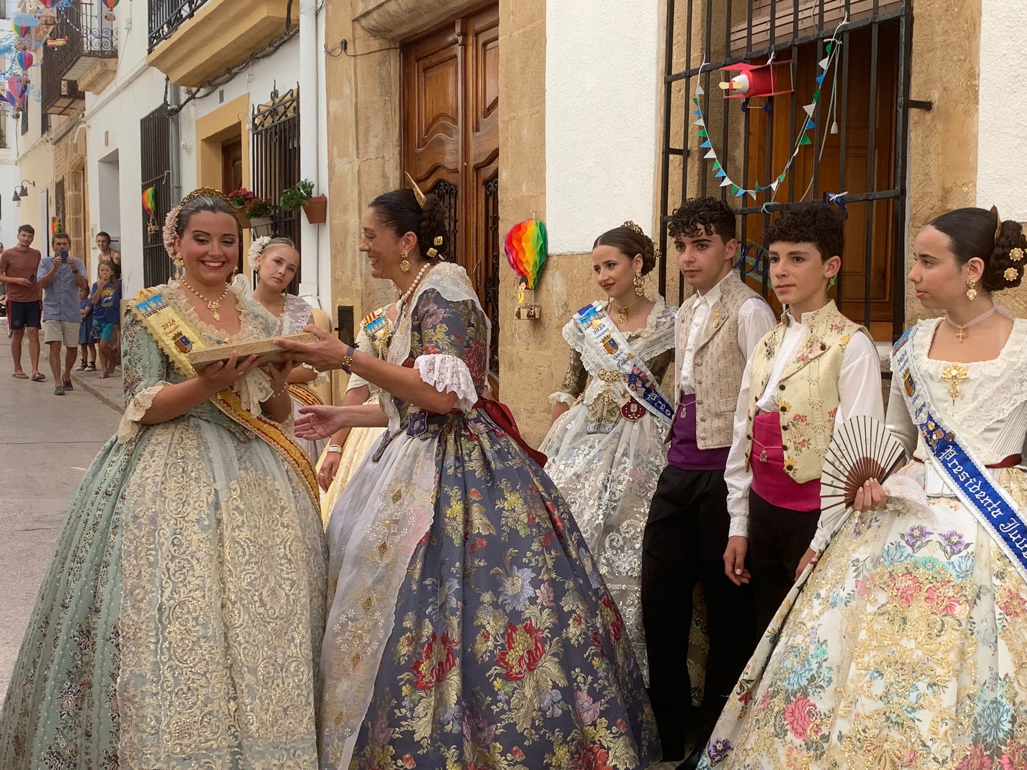 Pasacalle calles engalanadas y cremà de les Fogueres de los mayores (16)