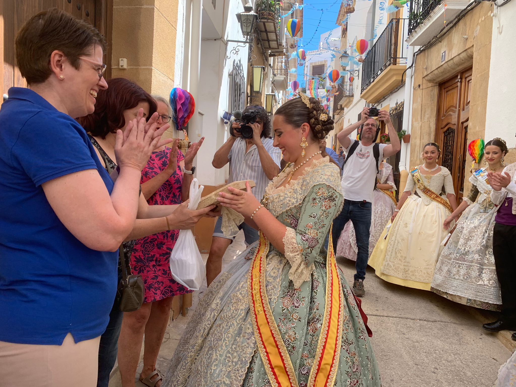 Pasacalle calles engalanadas y cremà de les Fogueres de los mayores (17)