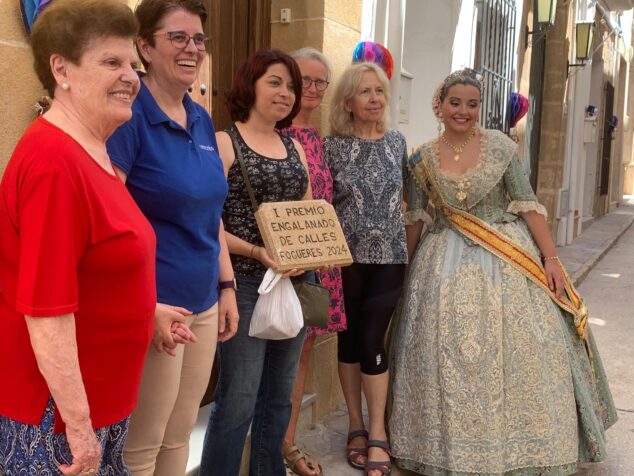 Imagen: Àngela Tachó junto a las vecinas de calle Sant Pere Màrtir, ganadora del primer premio