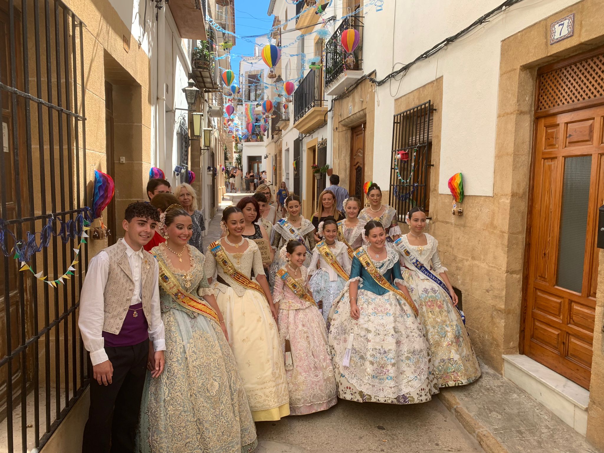 Pasacalle calles engalanadas y cremà de les Fogueres de los mayores (19)