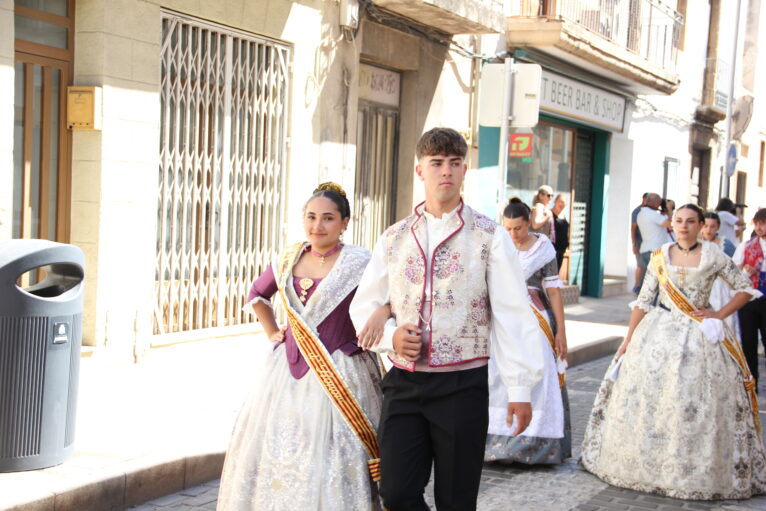 Pasacalle calles engalanadas y cremà de les Fogueres de los mayores (3)