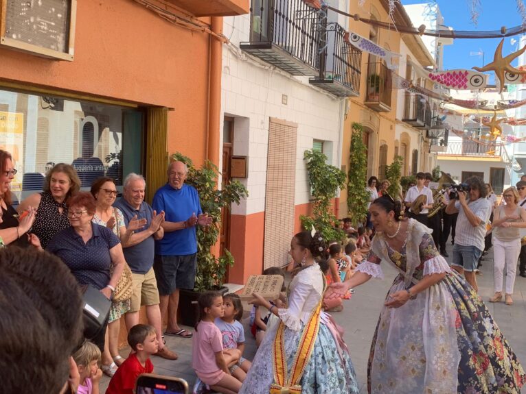 Pasacalle calles engalanadas y cremà de les Fogueres de los mayores (3)