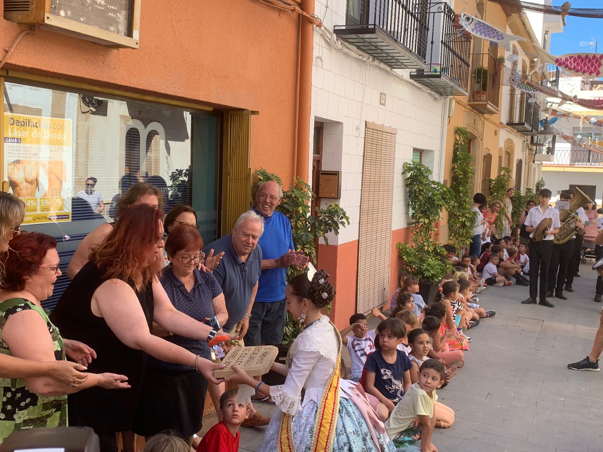 La reina infantil hace entrega del segundo premio a las vecinas de la Calle Jesús Nazareno de Xàbia