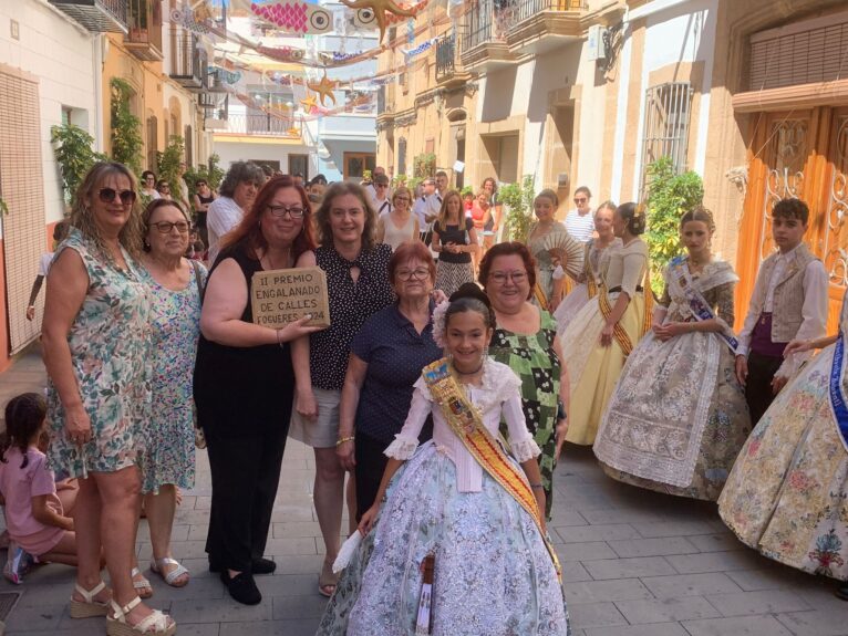 Pasacalle calles engalanadas y cremà de les Fogueres de los mayores (5)