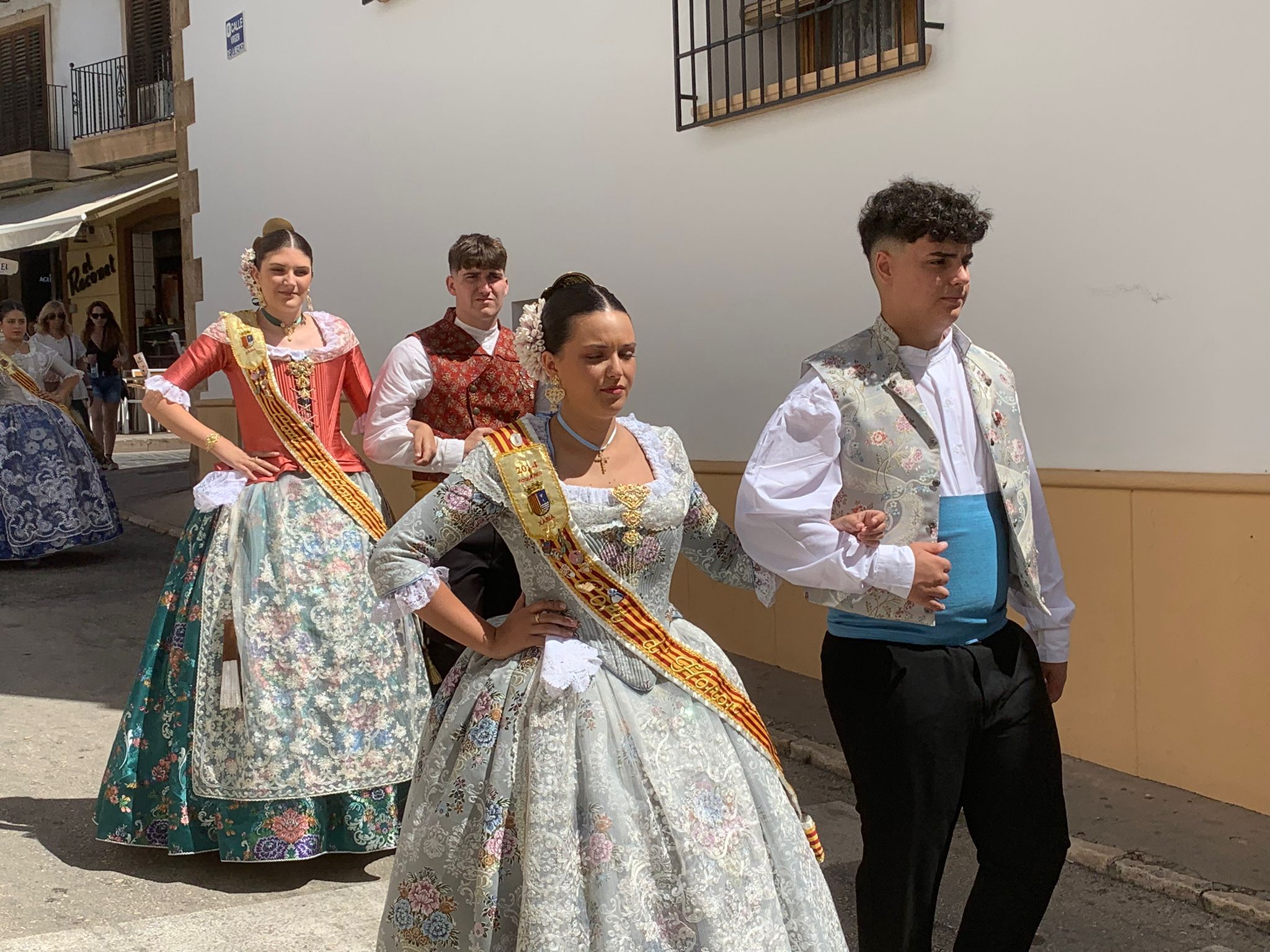 Pasacalle calles engalanadas y cremà de les Fogueres de los mayores (8)