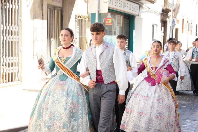 Pasacalle calles engalanadas y cremà de les Fogueres de los mayores (9)