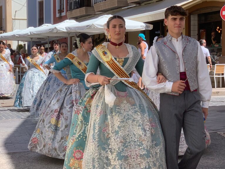 Pasacalle calles engalanadas y cremà de les Fogueres de los mayores (9)