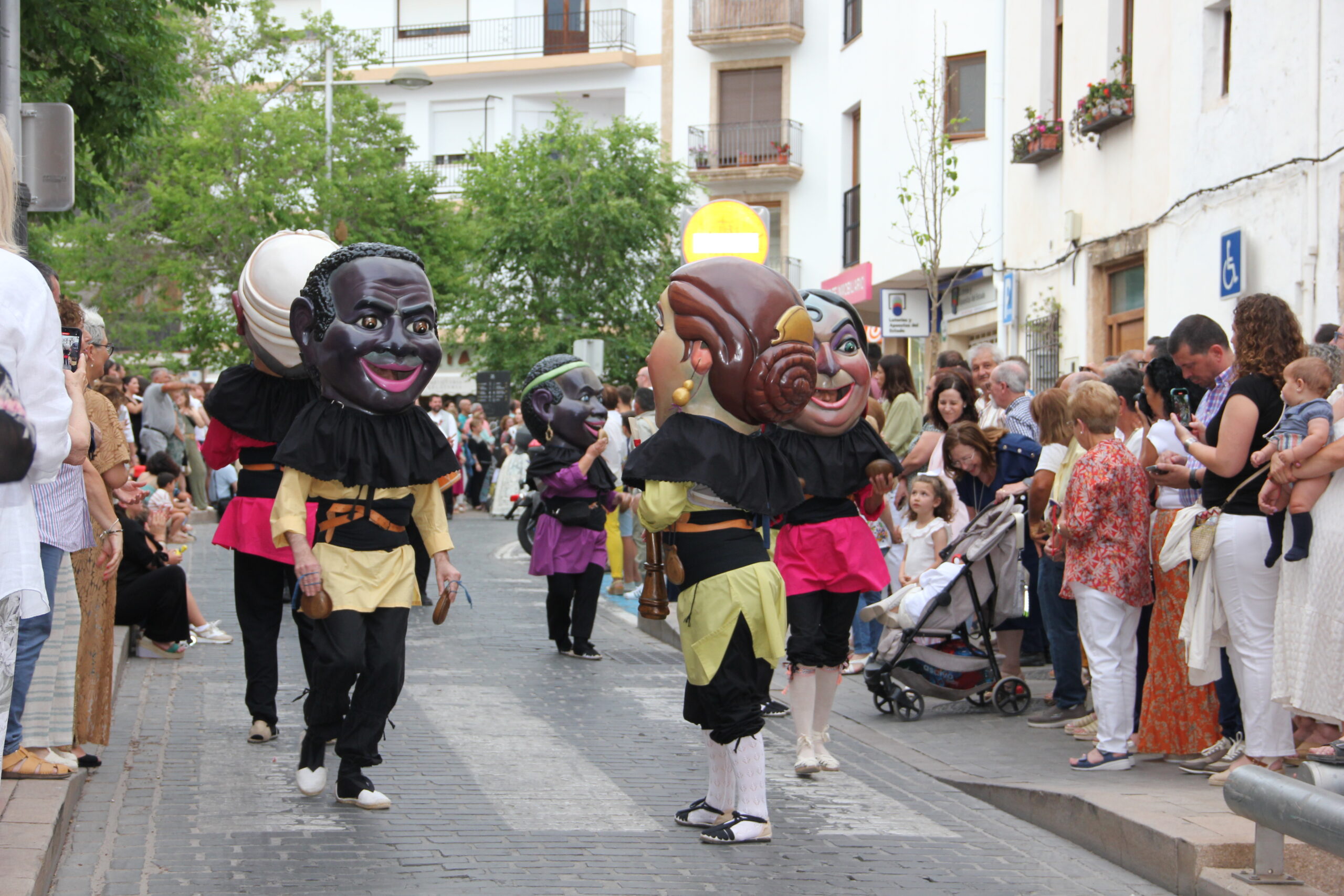 Pasacalle de homenaje a los representantes de los 75 años de las fiestas de Fogueres Xàbia (1)