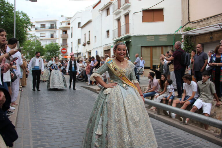 Pasacalle de homenaje a los representantes de los 75 años de las fiestas de Fogueres Xàbia (10)