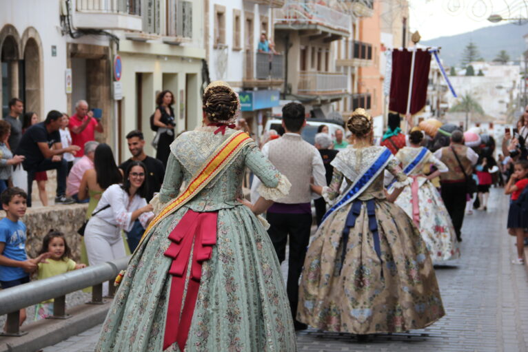 Pasacalle de homenaje a los representantes de los 75 años de las fiestas de Fogueres Xàbia (11)