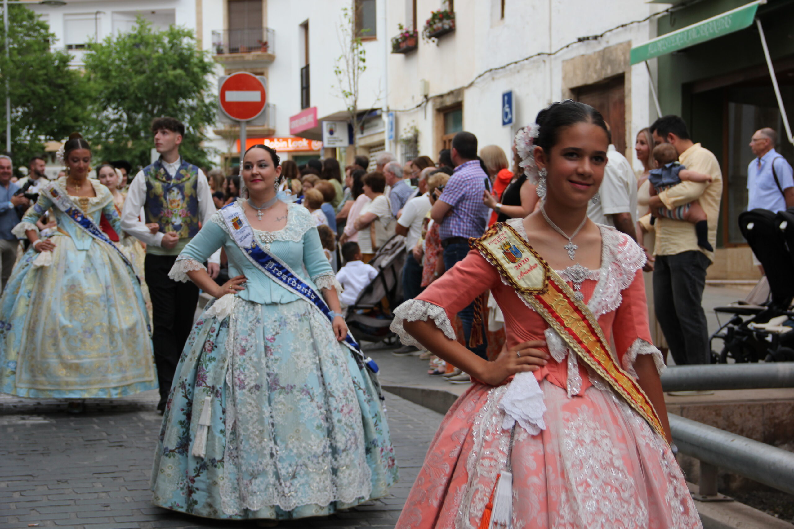 Pasacalle de homenaje a los representantes de los 75 años de las fiestas de Fogueres Xàbia (13)