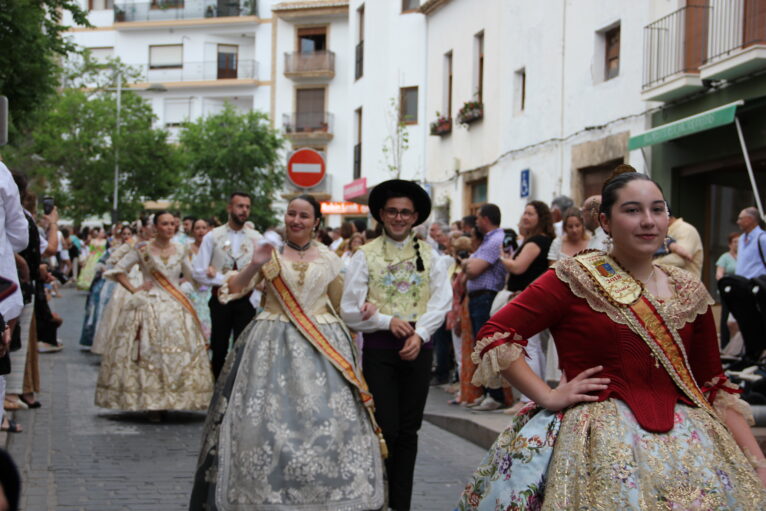 Pasacalle de homenaje a los representantes de los 75 años de las fiestas de Fogueres Xàbia (14)