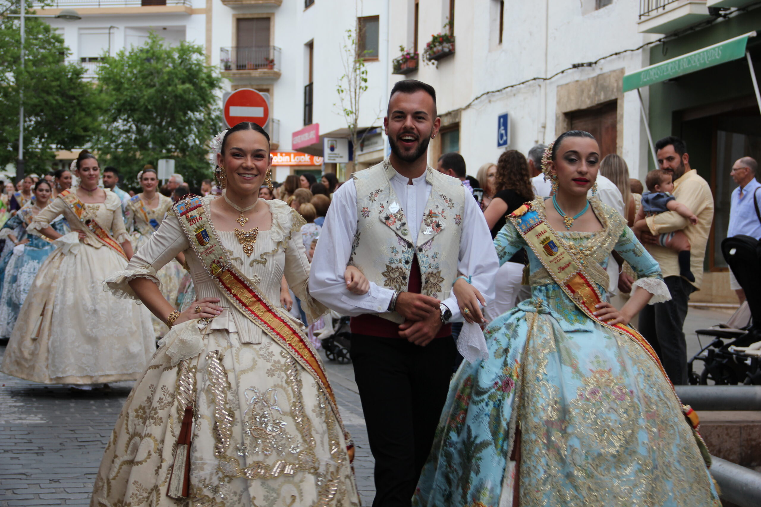 Pasacalle de homenaje a los representantes de los 75 años de las fiestas de Fogueres Xàbia (16)