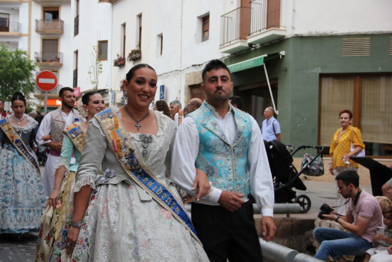 Pasacalle de homenaje a los representantes de los 75 años de las fiestas de Fogueres Xàbia (17)