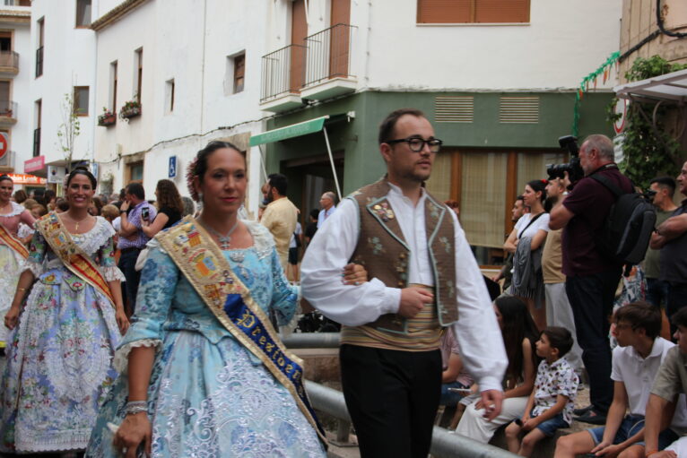 Pasacalle de homenaje a los representantes de los 75 años de las fiestas de Fogueres Xàbia (19)