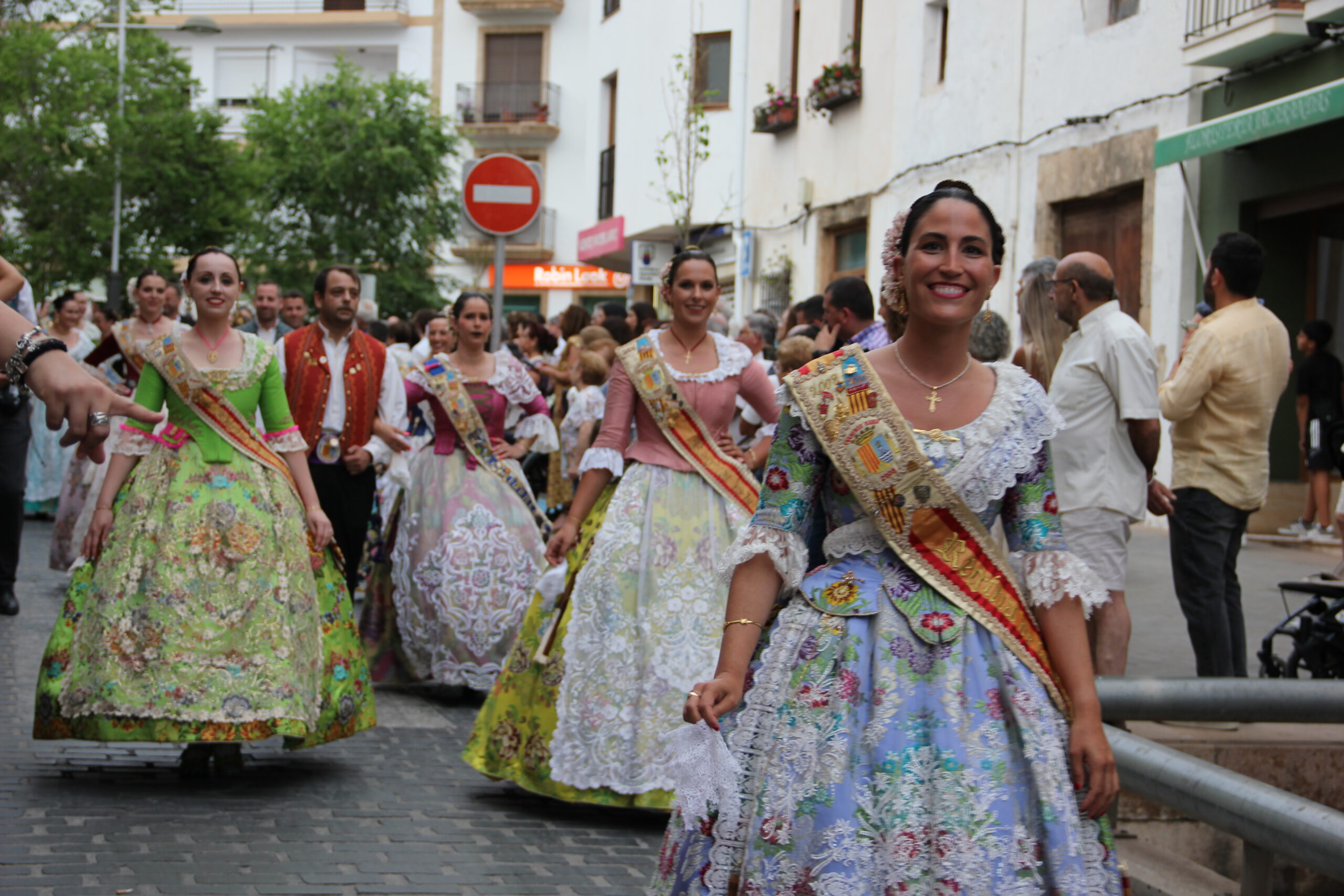 Pasacalle de homenaje a los representantes de los 75 años de las fiestas de Fogueres Xàbia (20)