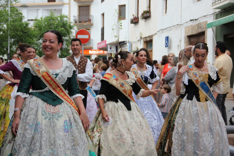 Pasacalle de homenaje a los representantes de los 75 años de las fiestas de Fogueres Xàbia (21)