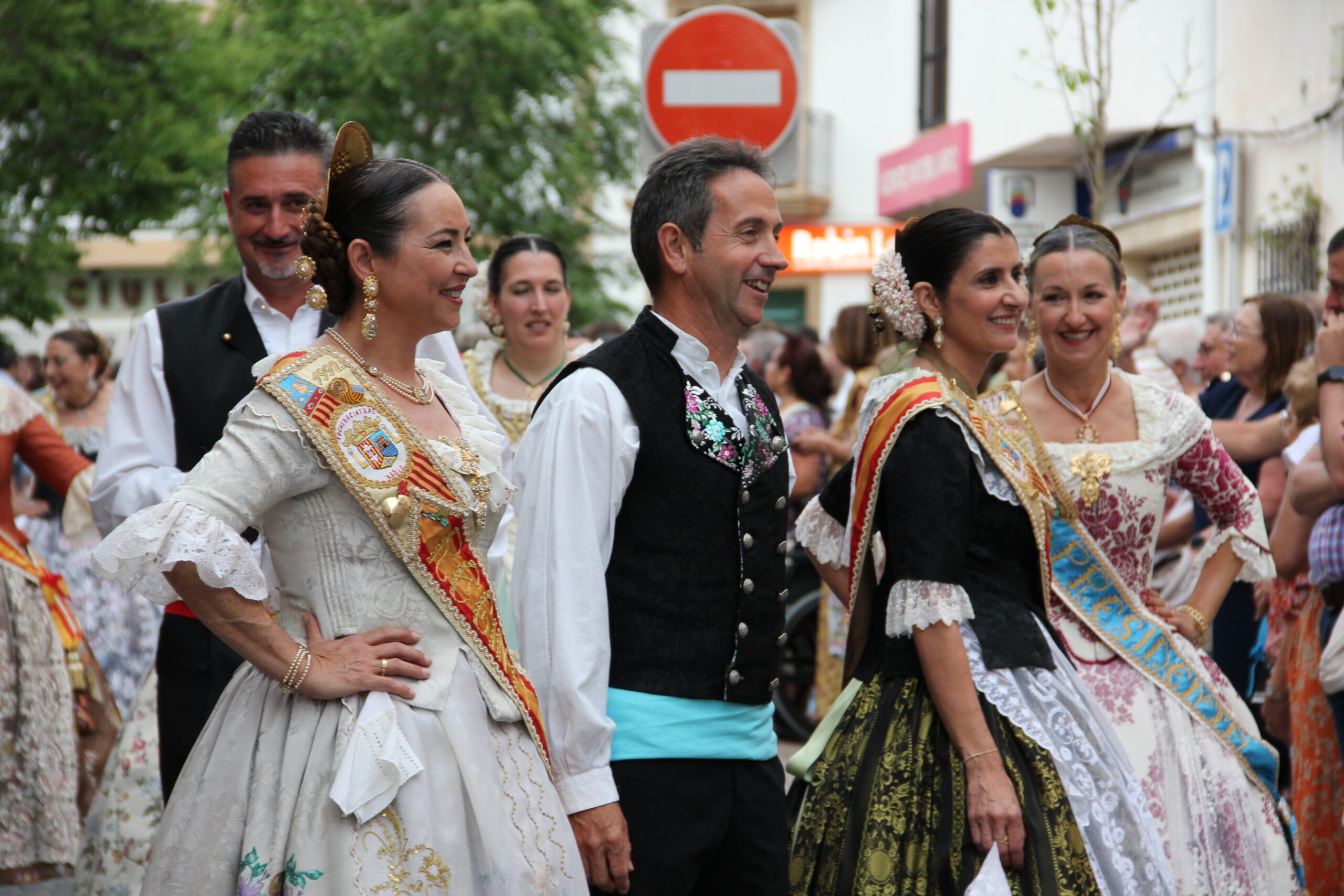 Pasacalle de homenaje a los representantes de los 75 años de las fiestas de Fogueres Xàbia (22)