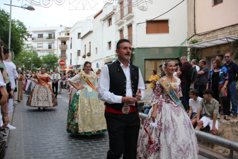 Pasacalle de homenaje a los representantes de los 75 años de las fiestas de Fogueres Xàbia (23)