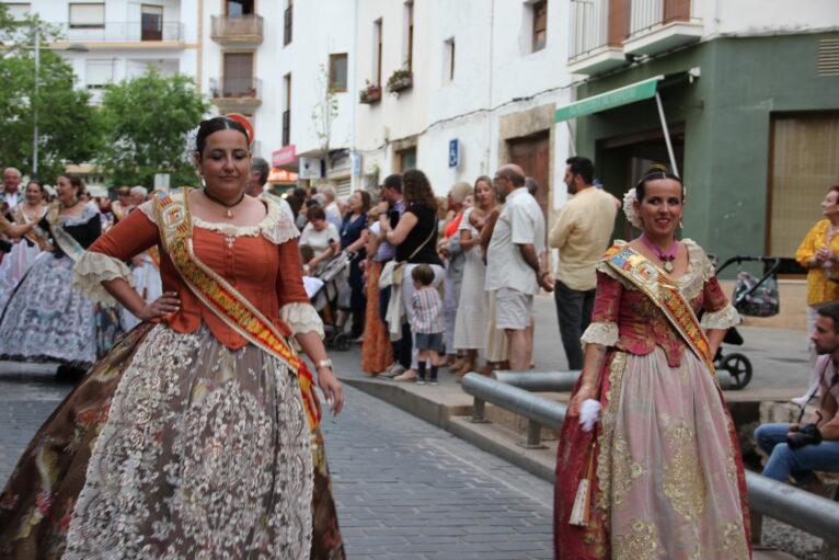 Pasacalle de homenaje a los representantes de los 75 años de las fiestas de Fogueres Xàbia (24)