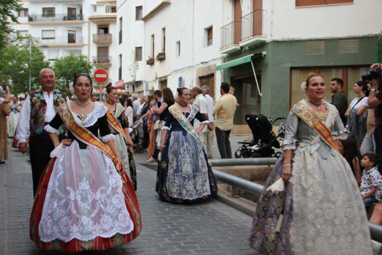 Pasacalle de homenaje a los representantes de los 75 años de las fiestas de Fogueres Xàbia (26)