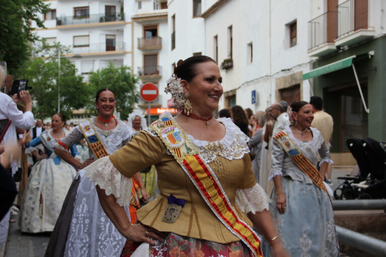 Pasacalle de homenaje a los representantes de los 75 años de las fiestas de Fogueres Xàbia (28)