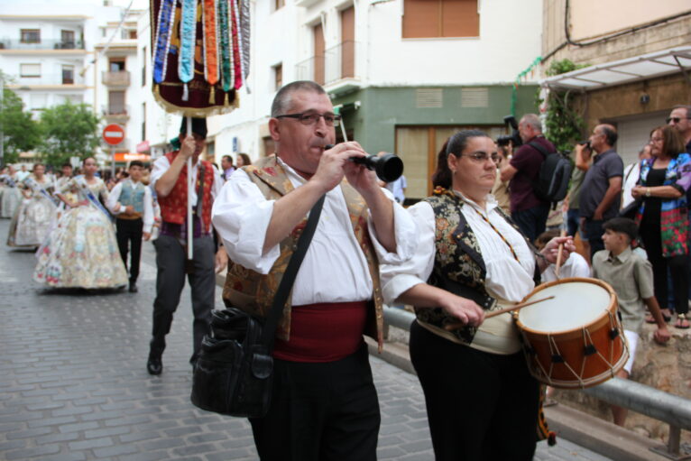 Pasacalle de homenaje a los representantes de los 75 años de las fiestas de Fogueres Xàbia (3)