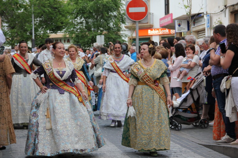 Pasacalle de homenaje a los representantes de los 75 años de las fiestas de Fogueres Xàbia (30)