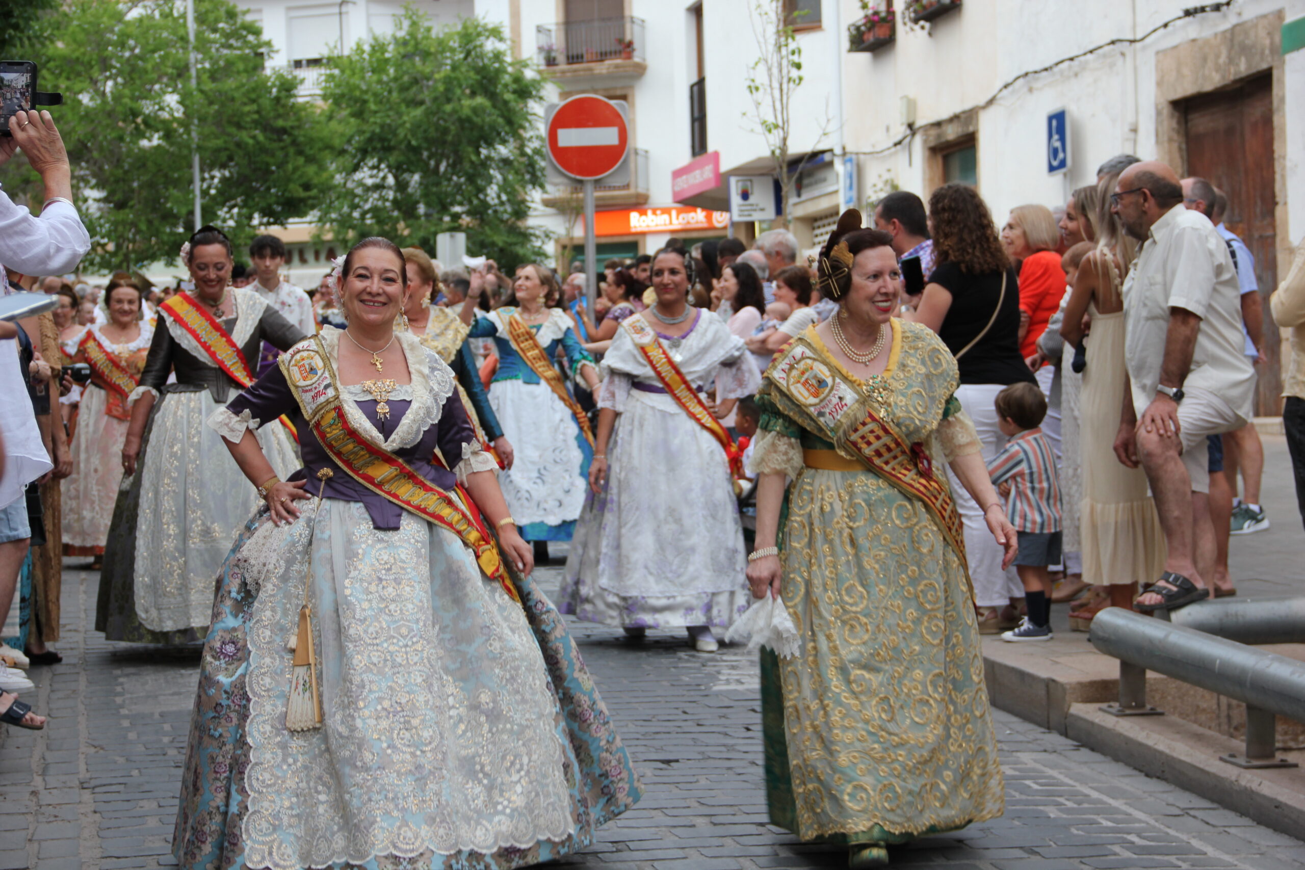 Pasacalle de homenaje a los representantes de los 75 años de las fiestas de Fogueres Xàbia (31)