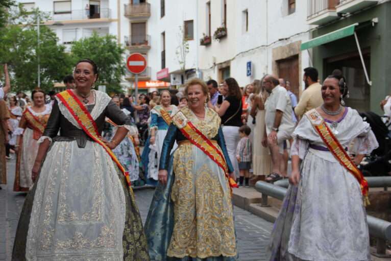 Pasacalle de homenaje a los representantes de los 75 años de las fiestas de Fogueres Xàbia (32)