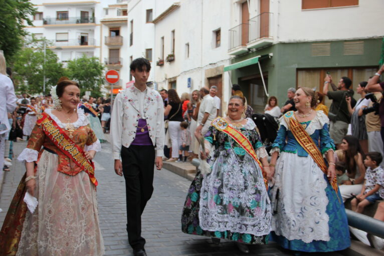 Pasacalle de homenaje a los representantes de los 75 años de las fiestas de Fogueres Xàbia (33)