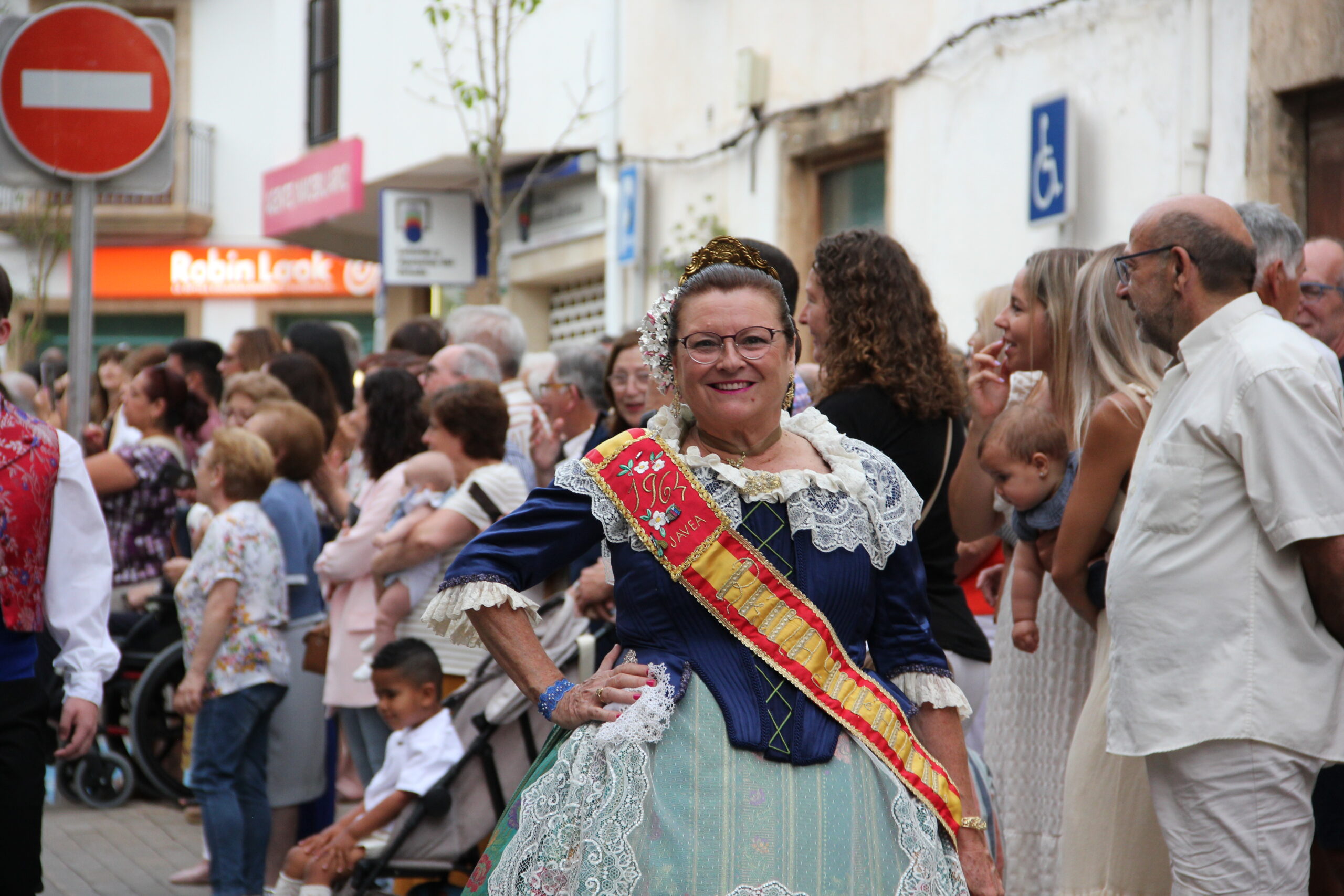 Pasacalle de homenaje a los representantes de los 75 años de las fiestas de Fogueres Xàbia (34)