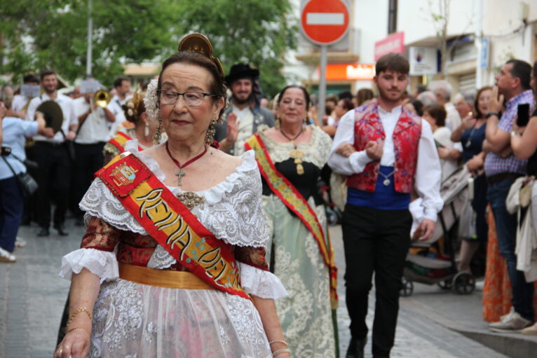 Pasacalle de homenaje a los representantes de los 75 años de las fiestas de Fogueres Xàbia (35)