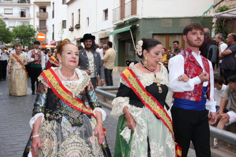 Pasacalle de homenaje a los representantes de los 75 años de las fiestas de Fogueres Xàbia (36)